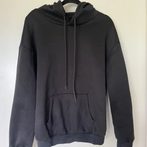 Svart hoodie - Svart hoodie i bra skick