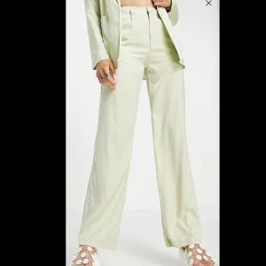 Helt nya siden/silke byxor (prislapp kvar) - Helt nya siden/silkes material kostymbyxor- prislapp kvar. Formar rumpan galet bra.  Ursprungligt pris: 369 kr