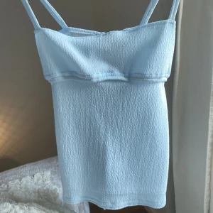 Söt sommartopp 🦋 - Säljer denna söta sommartorpen i storlek xs/s med knytning i ryggen. Säljes då den är förliten för mig vid bysten. 150kr och köparen står för frakten 🦋☺️