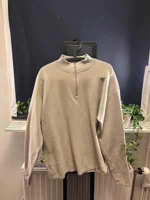 Filippa K Sweatshirt  - Filippa K Sweatshirt i väldigt bra skick. använd fåtal gånger. storlek M jag är 185 cm x 70 kg och den sitter perfekt på mig