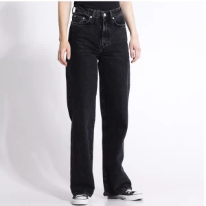 Svarta jeans  - Dem är super bekväma och rörliga i. De är i väldigt bra skick och ser helt nya ut. Meddela för mer information 