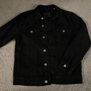 Jeansjacka - Svart jeansjacka från weekday, bra skick