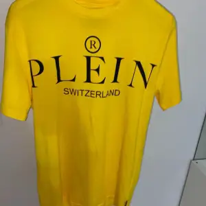 Säljer min gula oanvända  Philip Plein t-shirt i storlek M (herr) till hälften av priset jag gav själv. Prislapp sitter kvar. Vid mer info/bilder skriv pm.