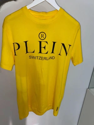 Philip Plein t-shirt i strl M  - Säljer min gula oanvända  Philip Plein t-shirt i storlek M (herr) till hälften av priset jag gav själv. Prislapp sitter kvar. Vid mer info/bilder skriv pm.