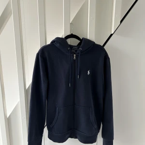 Polo hoddie - Säljer min tröja då den har blivit lite kort på mig, har hållit tröjan i otroligt skick 8/10 