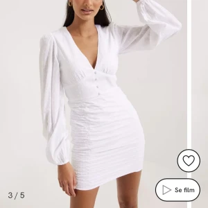 Studentklänning - Superfin student/sommarklänning som är helt slutsåld från NELLY i strl 34, passar även 36 och 32. Endast provad, säljer då jag hittat en annan studentklänning jag gillar mer! 🫶 Köpt för: 499 kr Pris är eventuellt diskuterbart, kom med förslag! Kan budas