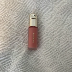 Rare beauty blush färgen bliss - En matt rare beauty färg och få gånger använd 
