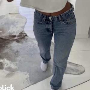 Superfina zara jeans, mid waist och knappt använda🫶 skriv privat för fler bilder 
