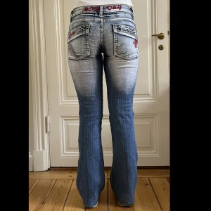 Lågmidjade jeans y2k - Lågmidjade jeans köpta second hand från märket miss D & Y, med skitsnygga detaljer, stretchigt material, avklippta nertill🩷Innerbenslängd 81 cm, midjemått 80 cm Kolla min sida för mer plagg!