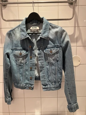 Acne jeansjacka  - Använd men i fint skick, strl 34 men liten i storleken 