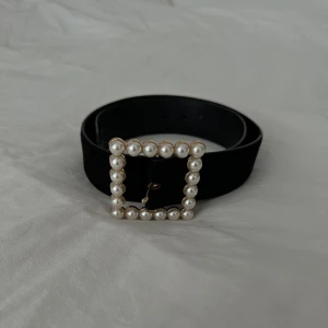  Svart bälte med stenar  -  Knappt använd