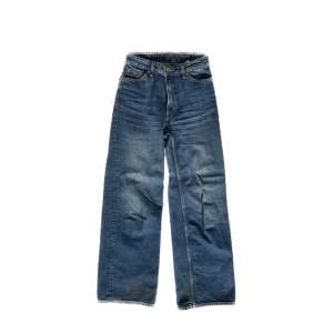 Monki yoko jeans :) säljer likadana i beige och ljusblå också