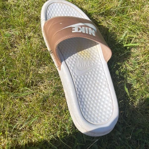 Vit rosa högertoffla - Bortskänkes