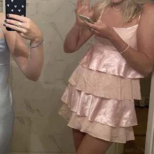 Rosa volangklänning - Supersöt volangklänning från märket ”paris kate & i”💕💕💕köp direkt för 350kr! 