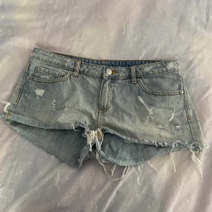 Jeansshorts  - Jättefina jeansshorts, midjemått tvärs över 43cm💗 Möts bara upp💗