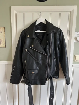 Skinnjacka  - Jag säljer min nästan oanvänd skinnjacka💞Den är från pull & bear och är inte gjord av äkta skin💕 Den är perfekt att använda till en tjockare tröja då den inte känns tajt, vilket mindre skinnjackor ofta kan göra🩷