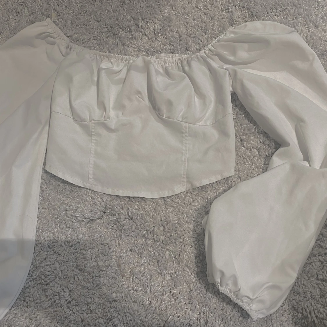 Vit asymmetrisk långärmad topp