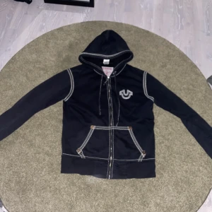 Vintage True Religion Hoodie - Sjukt snygg vintage true religion hoodie med quad stitch (4 stitches). Svår o hitta o passar riktigt najs!   Storlek S  Skriv om ni har några frågor.