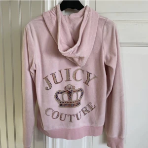 Juicy tröja babyrosa - ⚠️Först till kvarn! Priset gäller om inte någon budar högre⚠️Lägger ut igen pga ingen längre intresserad på förra! Bra skick, endast små tecken på användning såsom lite tvättat material och ett par diamanter som lossnat. Jättefin ändå! Passar XS-S!