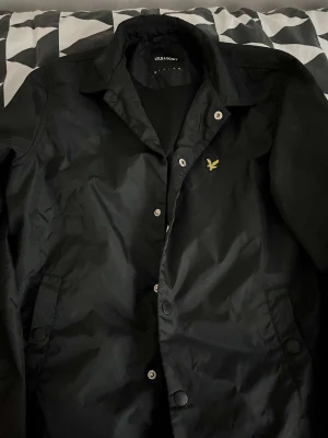 Lyle & scott jacka - Hej 👋 säljer nu min fina lyle & scott jacka som är i nyskick, nypris 1200kr mitt pris 450kr ❤️  Storlek Xs men passar också M😊
