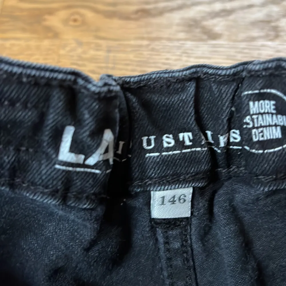 Säljer dessa pågrund av att de är försmå, jättefina💕. Jeans & Byxor.