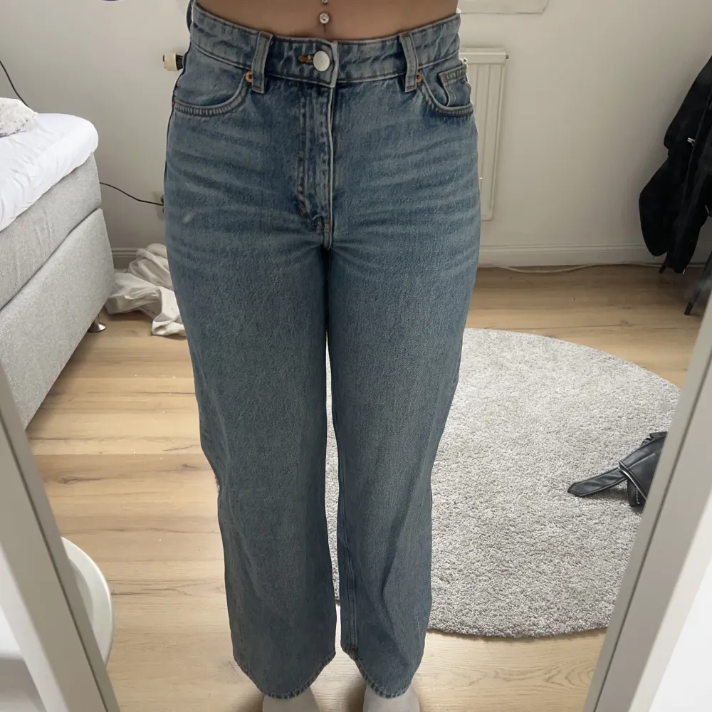 Säljer mina raka blå jeans från monki då dem blivit för korta. Jeans & Byxor.