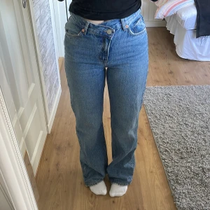 Mörkblåa jeans - Midwaist/Högmidjade jeans från Pull&Bear Inga tecken på användning, bra skick! Strl 38! Långa ben 💕💕