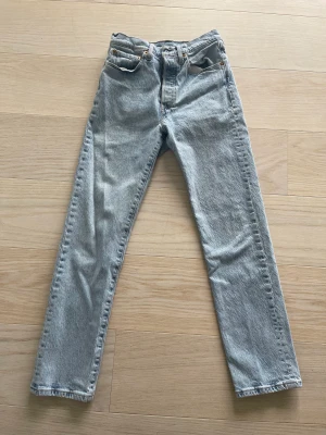 Levis jeans 501 - Levis 501 , ljus blå  W26 L30 Köparen betalar frakt 
