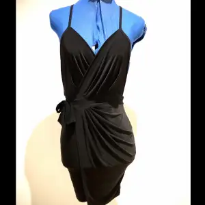 NY oanvänd klänning  Färg: svart  Storlek: 34/XS