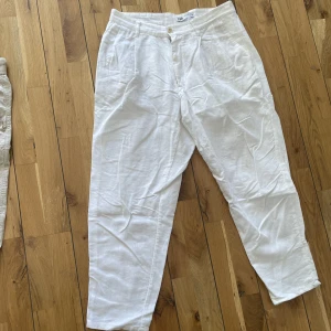 Zara linne byxor - Snygga vita linnebyxor från Zara, sparsamt använda, sitter stort 