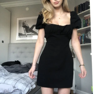 ZARA KLÄNNING SVART  - Säljer min fina svarta zara klänning med band i ryggen! Storlek S