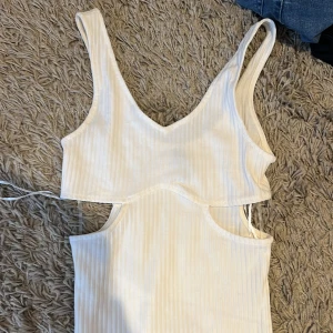 Lång klänning  - Lång vit klänning oanvänd xxs