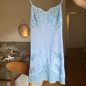 Spetsklänning  - Ljusblått nattlinne som går att använda som klänning om man har något under upptill! Jättebra skick. 
