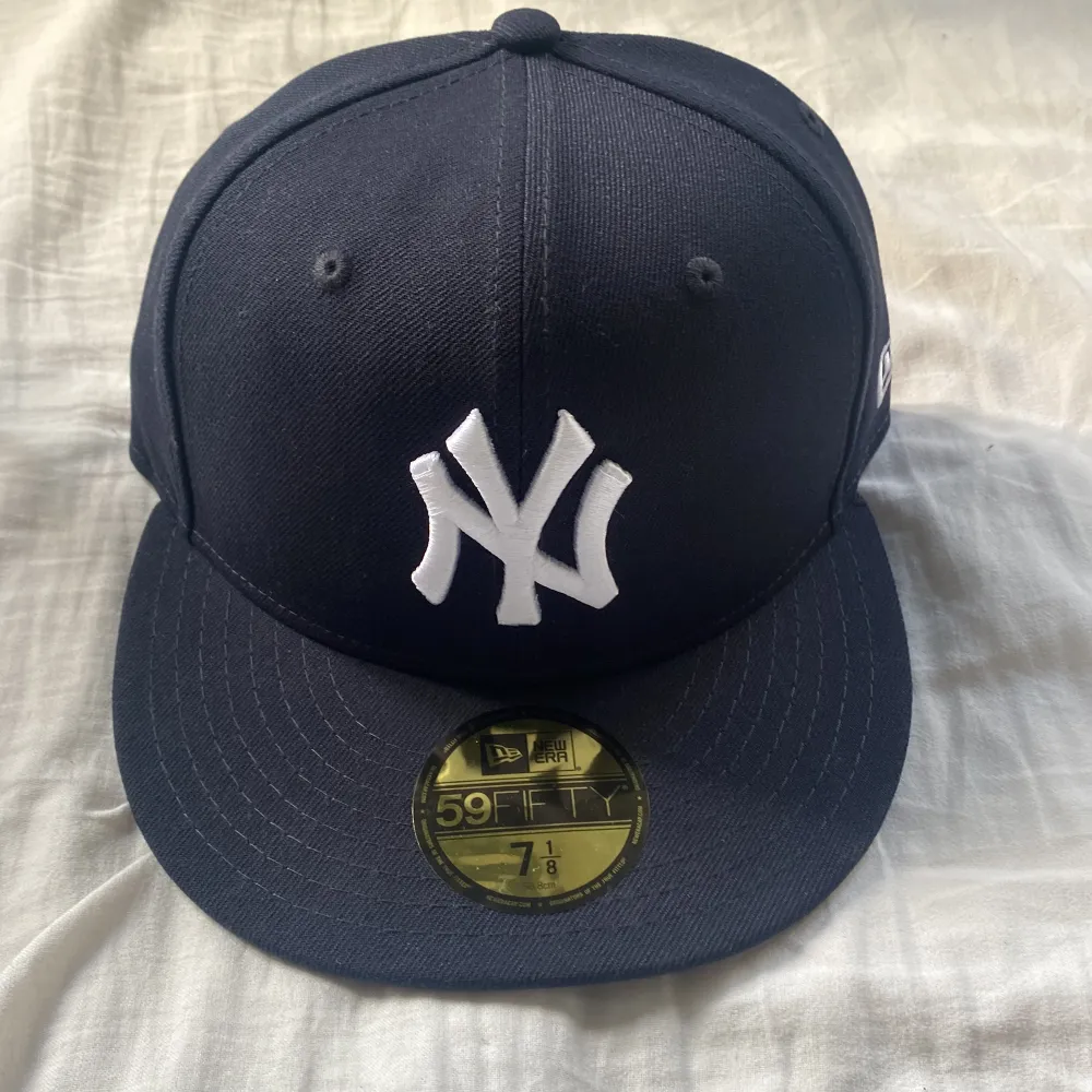 Fitted New York Yankees keps.  Aldrig använd bara testad.  Sälj för att den var för liten. Övrigt.