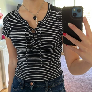 Hollister baby tee - Söt randig baby tee från hollister. Säljs eftersom den inte kommer till användning. Använd men fortfarande i fint skick. Storlek: XS