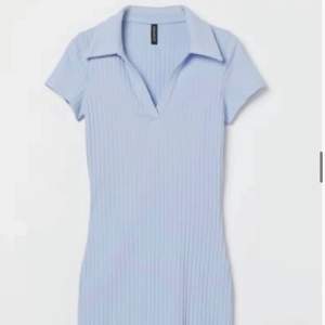 Ljusblå/lila Hm klänning med krage som inte kommer till användning. Köpt på plick och bilderna är från HMs hemsida, jag kan skicka fler vid förfrågan<3