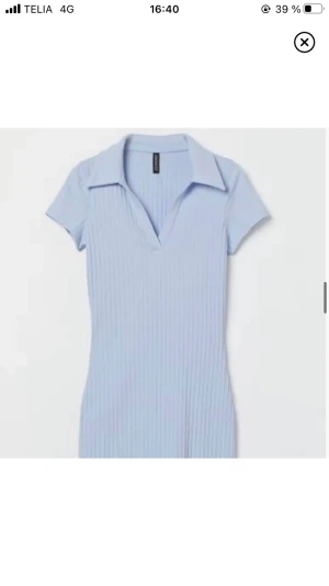Ljusblå H&M klänning - Ljusblå/lila Hm klänning med krage som inte kommer till användning. Köpt på plick och bilderna är från HMs hemsida, jag kan skicka fler vid förfrågan<3