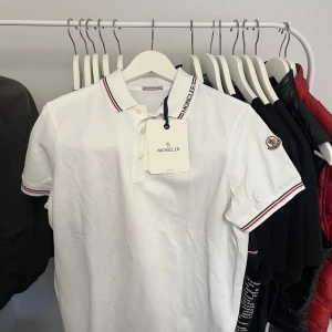 Moncler Piké - Säljer denna Moncler Piké Storlek: Small Cond: Ny med tags  Skriv för fler bilder eller frågor 😁  150+ referenser 