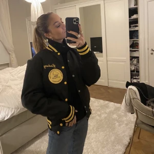Jacka  -  cheerleader jacka som är köpt vintage 