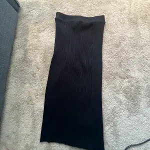 Ribbad kjol från zara, storlek L men passar M/S beroende på hur man vill den ska sitta!💘