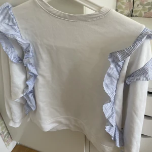 Volang tröja - Säljer nu denna supergulliga volangtröjan från Zara som passar perfekt nu till sommaren! Säljer pga för liten för mig💙 storleken är 152cm/11-12år och priset 100 kr! Kontakta privat för mer info och bilder🥰