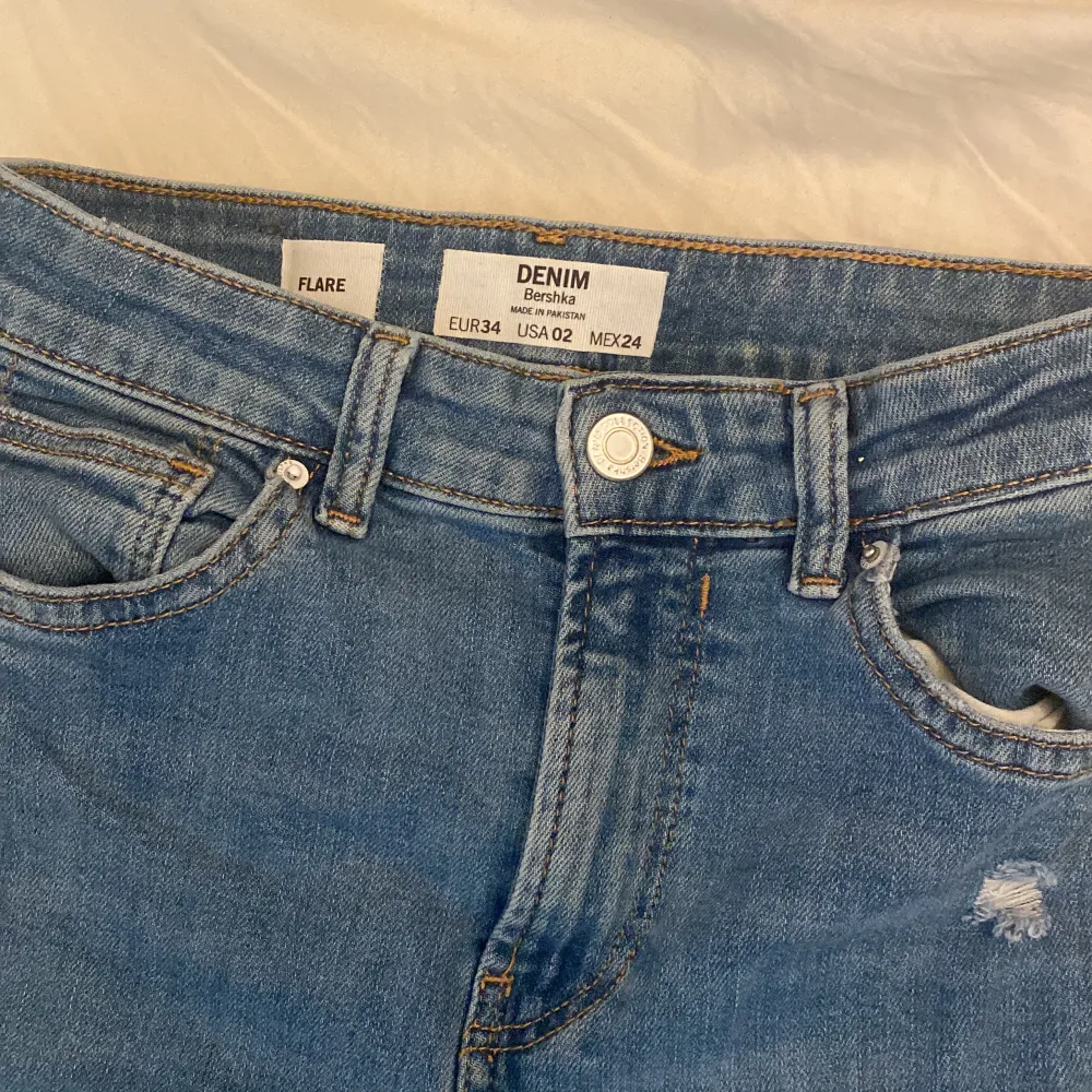 Jättefina nästan oanvända utsvängda jeans från bershka💞säljer pga att dom är för små💞. Jeans & Byxor.