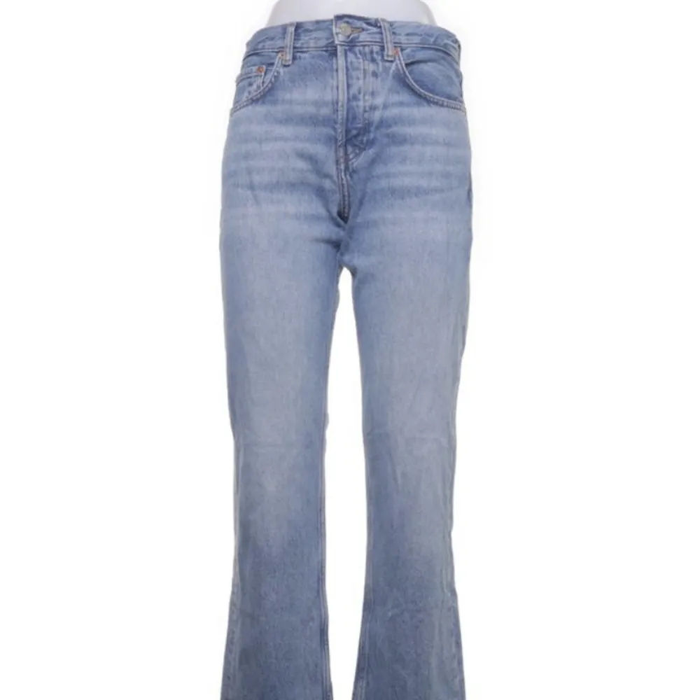 Superfina jeans som jag har köpt på sellpy men är ifrån mango från början, hålet på vänster knä har jag gjort själv och de sitter bra i längden på mig som är ca 162🤍. Jeans & Byxor.