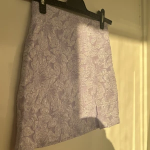 lila kjol från monki - jättesöt lila kjol från monki aldrig använd