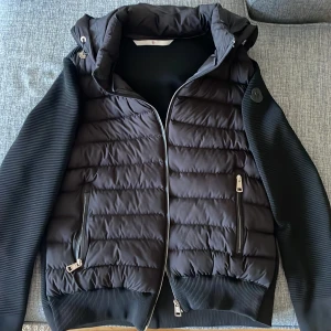 Moncler - Nyskick moncler jacka använda Max 5 gånger 