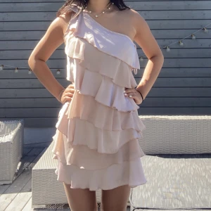 Volangklänning - Säljer den perfekta volangklänningen till sommaren! Väldigt lik den gula från zara💓