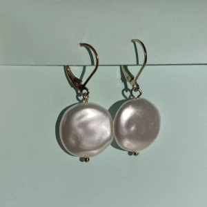 Oanvända guld/vita örhängen! - Guld är inte min färg så tänkte att jag säljer dessa! 3.5cm långa, knäppning på bild3, 