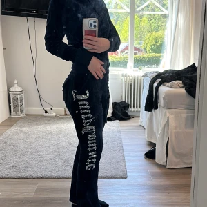 Y2k juicy ser - Mörkblått juicy set, i st xs i både tröja och byxor. Jag är 1,57 och byxorna är lite korta På mig. Det är knappt använt endast ett fåtal gånger men endast hemma, finns inga skador på varken tröja eller byxor. Går även att köpa byxorna och tröjan separat!