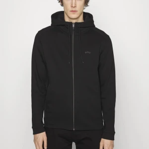 Hugo boss hoodie zip  - Svart boss hoodie xl sitter som l 