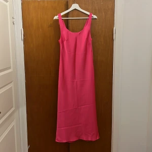 Satinklänning  - Rosa knälång satinklänning från ASOS. Säljer pga att den inte kommer till användning 